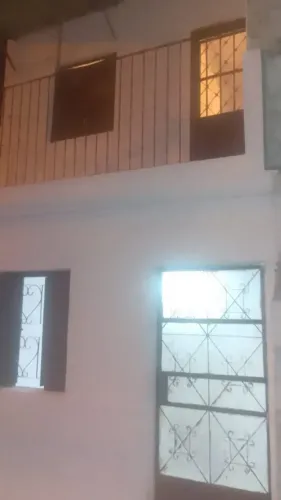 Alugo casa de primeiro andar com 2 quartos na Pajuçara, Maceió-AL