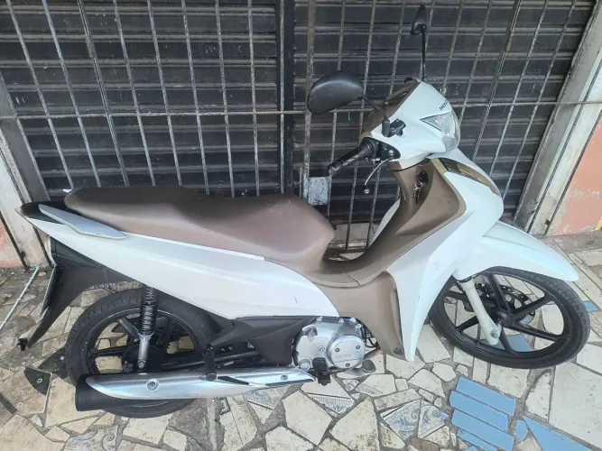 Vende-se Honda biz 125 seminova com baixa quilometragem pouco tempo de uso!!