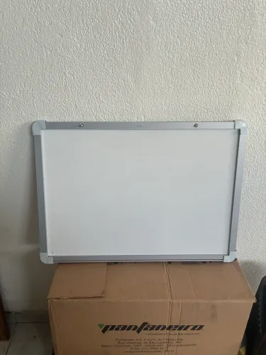 Quadro branco com apagador 