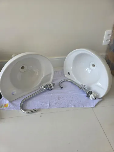 Pias lavabo banheiro com torneira