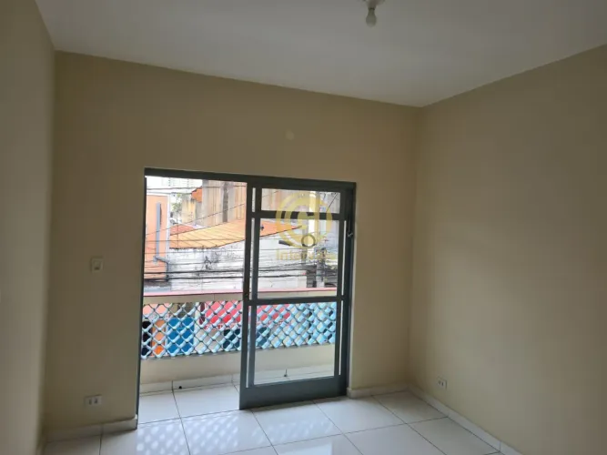 Casa para locação no Centro de São José dos Campos: 2 quartos, 2 banheiros, sala com varan