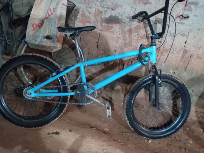 Vendo 2 bikes uma cross e uma 29 xks em perfeito estado!!