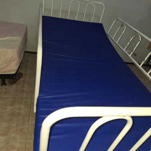 Cama hospitalar manual, com 3 alavancas e elevação de leito. Colchão incluido.