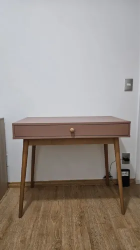 Escrivaninha em perfeito estado 