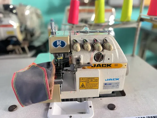 Máquina de costura Interlock Jack
