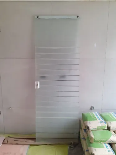 Porta de Correr de vidro com puxador - 2,10 X 0,73