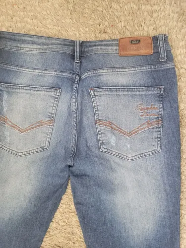 Uma calça jeans masculina + 4 gravatas por apenas 30 reais