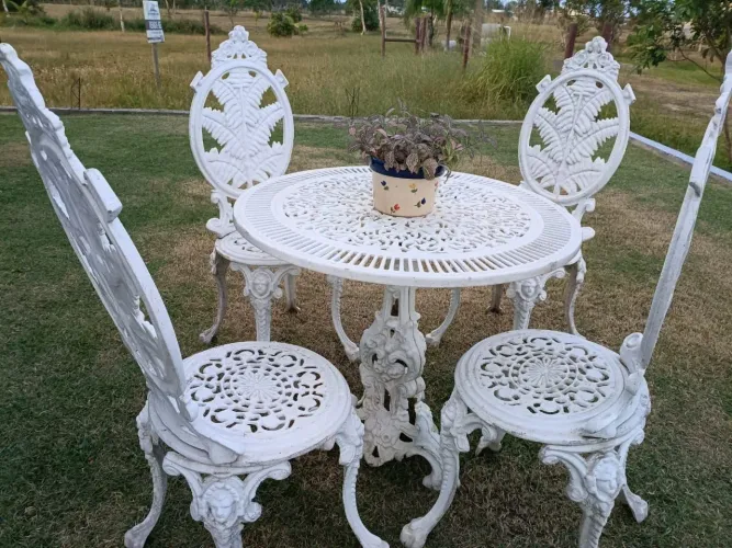 Mesa e cadeiras para jardim em alumínio