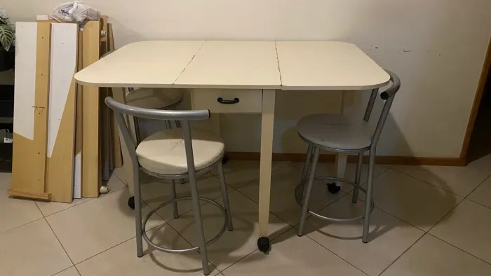 Mesa com 4 cadeiras