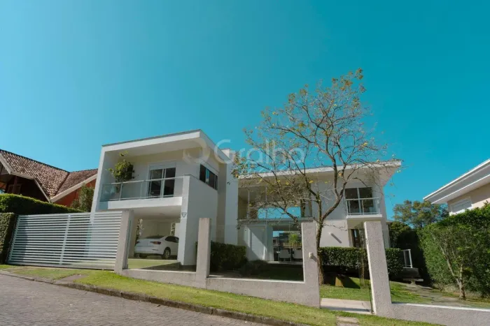 Casa 5 Suítes Condomínio no Cacupé