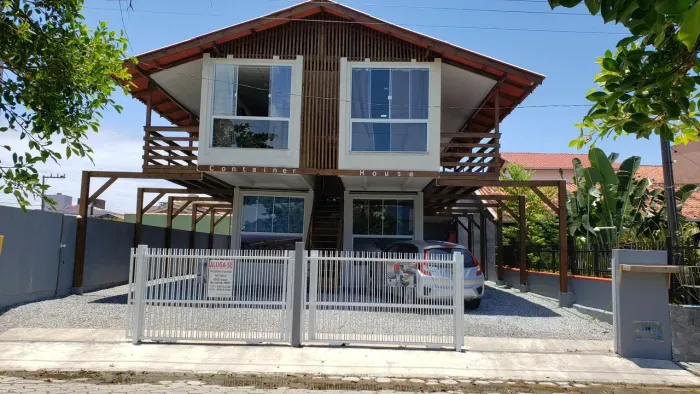 Alugo Apto em container p/ 5 pessoas, mobilia e louças.