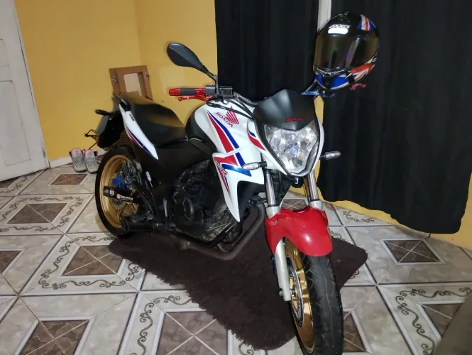 Cb 300r em perfeito estado de conservação, documentação em dia pronto para transferência.