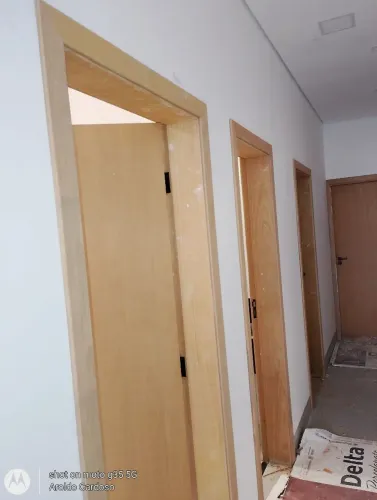 Marceneiro instalação de portas madeira e MDF 