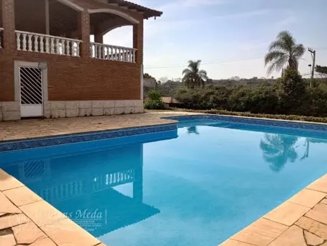 Chácara com piscina e espaço gourmet na divisa com Atibaia