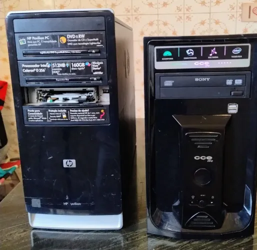 Dois computadores.