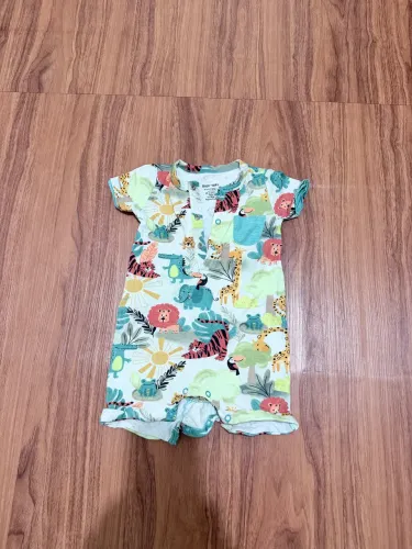Macacão Safari veste de 2 a 7 meses
