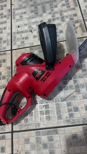 OPORTUNIDADE - Aparador de cerca viva elétrico Kawashima HT600