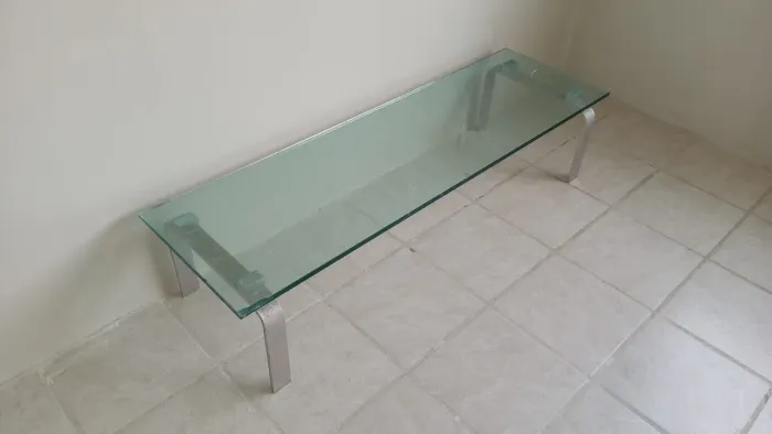 Mesa de Centro em Vidro com Base Metálica - 1,40m