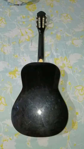 Vendo lindo violão.... único dono.... semi-novo....as cordas são novas.... só pegar e usar