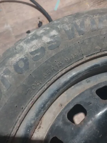 Vende pneu com aro de ferro 205/65/15ll