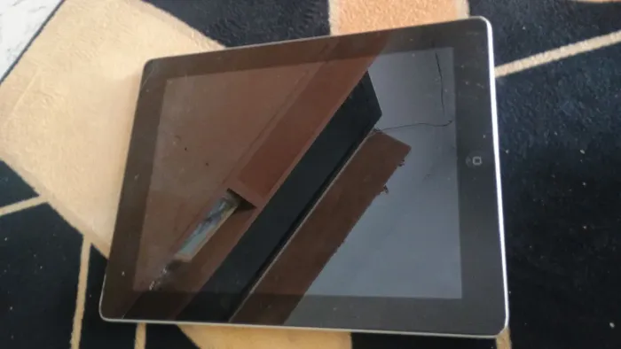 Tablet iPad para retirar peças
