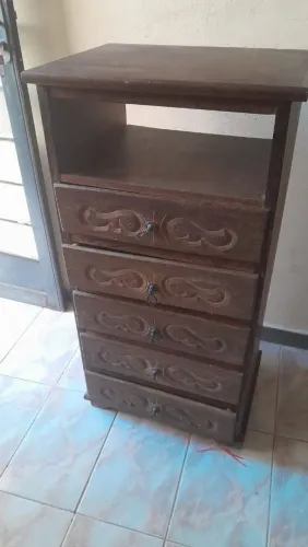 Cômoda em sucupira com 5 gavetas e espaço amplo!