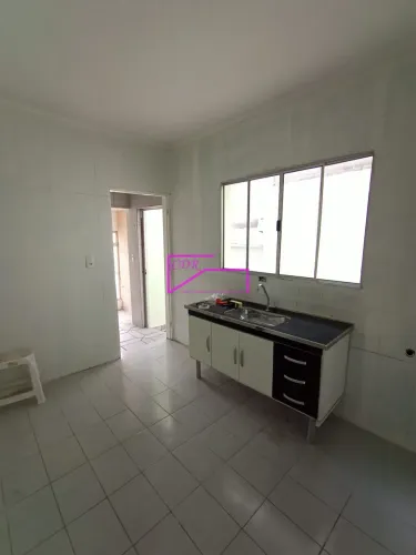 Casa de fundos com 02 dormitórios