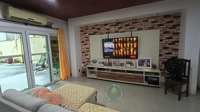 Alugo casa duplex com 4 suítes no Conjunto Jardim Imperial.
