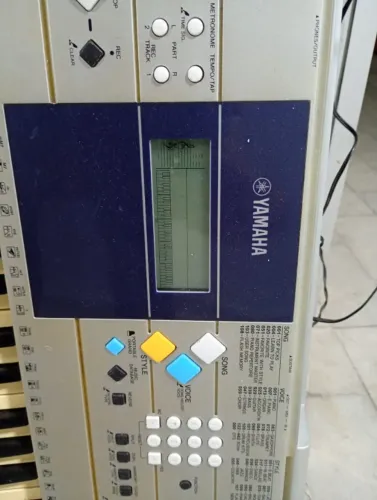 teclado musical Yamaha, especificamente o modelo PSR-E323