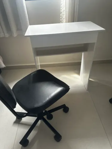 Mesa de estudos com cadeira