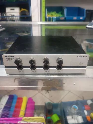 Amplificador de fone de ouvido compacto para quatro usuário. Equipamento indisponível