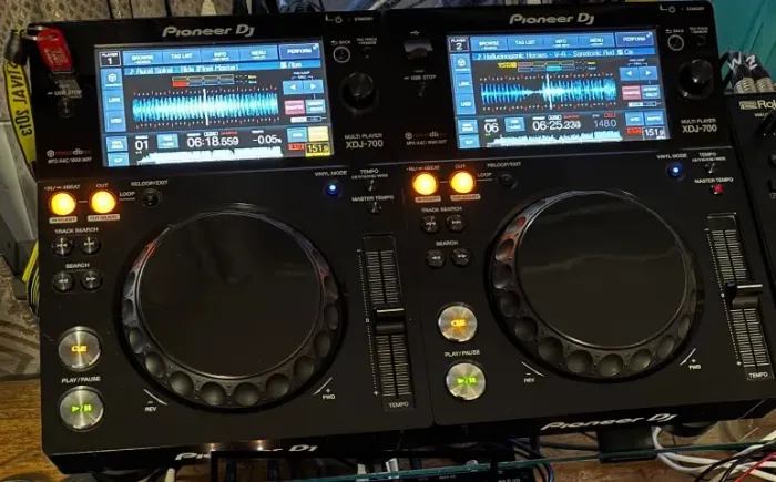 2x PIONEER XDJ 700 (na caixa)