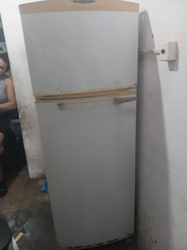 Geladeira retirada de peças