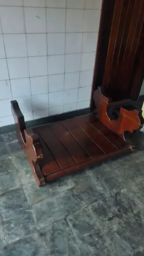 Mesa de Centro em Madeira Maciça