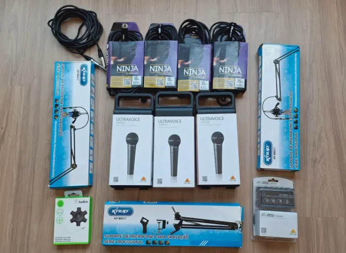 Kit Podcast Completo 3 Microfones Behringer XM8500 + 4 Cabos XLR +Acessórios