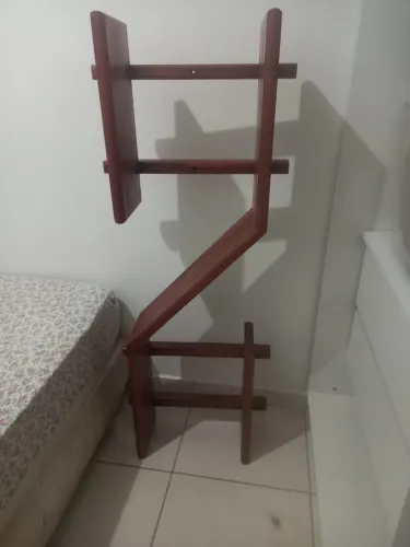 Estante de madeira