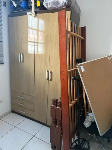 Guarda roupa de solteiro uso e uma cama de solteiro de madeira sem colchão