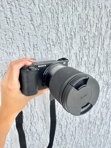 Sony ZV-E10 + Sigma 16mm f/1.4 + Kit Completo | 464 cliques (IMPECÁVEL)