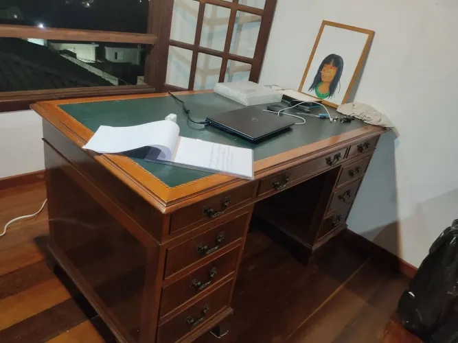 Mesa Inglesa - Raridade. Feita a mão por árabe - macheteria, couro, de encaixe, madeira le
