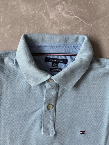 Camisa Polo Masculina Tommy Hilfiger Azul Claro (Custom Fit) - Tamanho XL / GG (Original)
