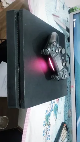 Ps4 em ótimo estado com dois jogos e uma manete  por apenas 1400