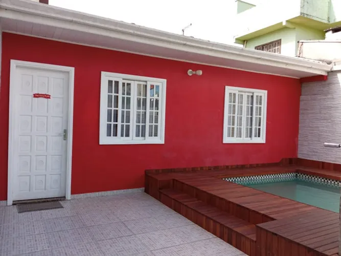 Casa com piscina e internet wifi a duas quadras e meia da Praia Central em Guaratuba/Pr