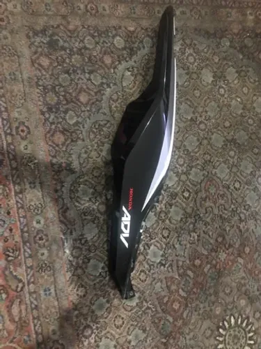 Lateral traseira superior Honda ADV150 esquerda