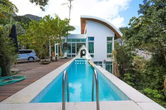 Casa de Luxo com Vista Panorâmica, Piscina e 5 Suítes em São Conrado