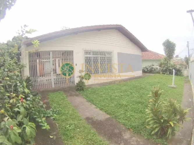 Casa com 4 quartos e 4 vagas de garagem à venda no bairro Estreito, em Florianópolis.