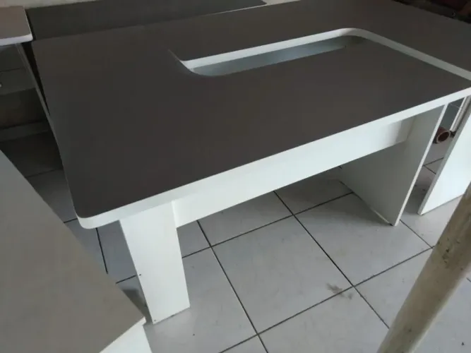 A- mesa L branca e cinza para escritório com gavetas