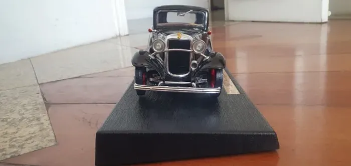 Ford 3 Window 1932 - Road Legends 1/18