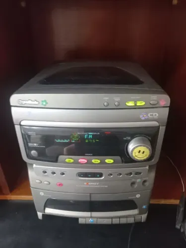 Aparelho de som Gradiente AM-FM e carrosel com 3 cds e 2 caixas 