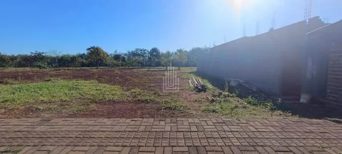Terreno à venda no Condomínio Fechado Iguaçu em Foz do Iguaçu.