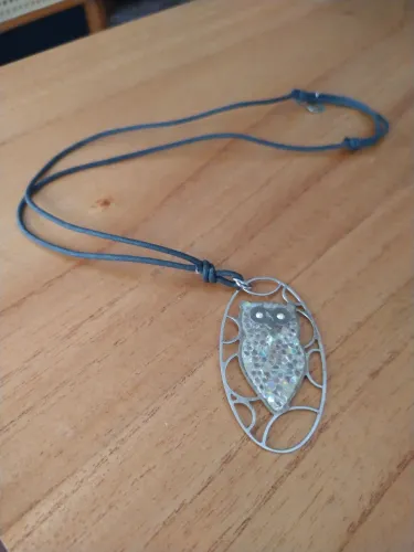 Colar Coruja em Metal com Pedrarias